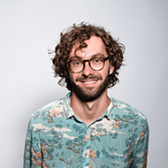 Ai Automation Solutions For Customer Engagement - Desku A man wearing glasses and utilizing customer support software.